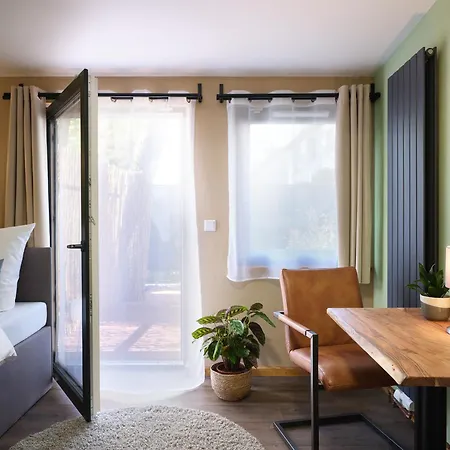 Phil & Max Und Airport Aparthotel